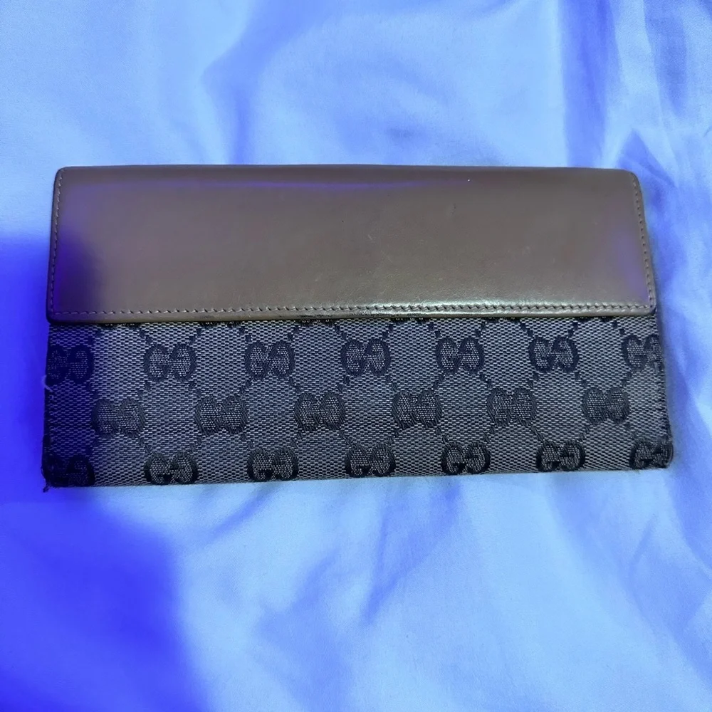 Authentic Gucci Bifold Wallet. - Picture 7 of 11